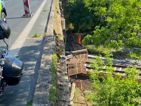 Pri Brodskom spadla na trať časť mosta. | Zdroj: Zahori.sk