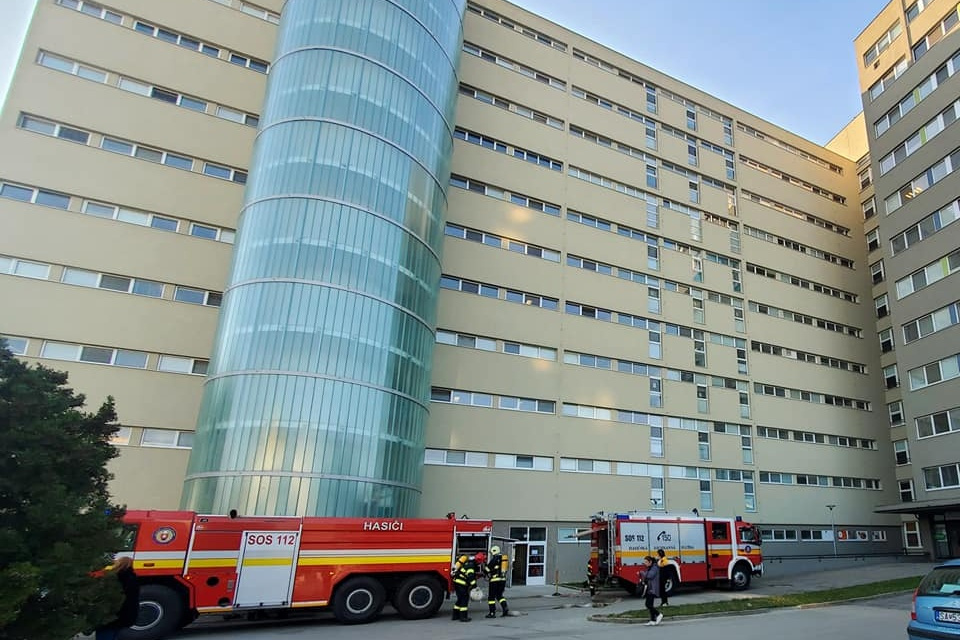 Cvičenie hasičov v Galante pri nemocnici | Zdroj: FB Peter Paška
