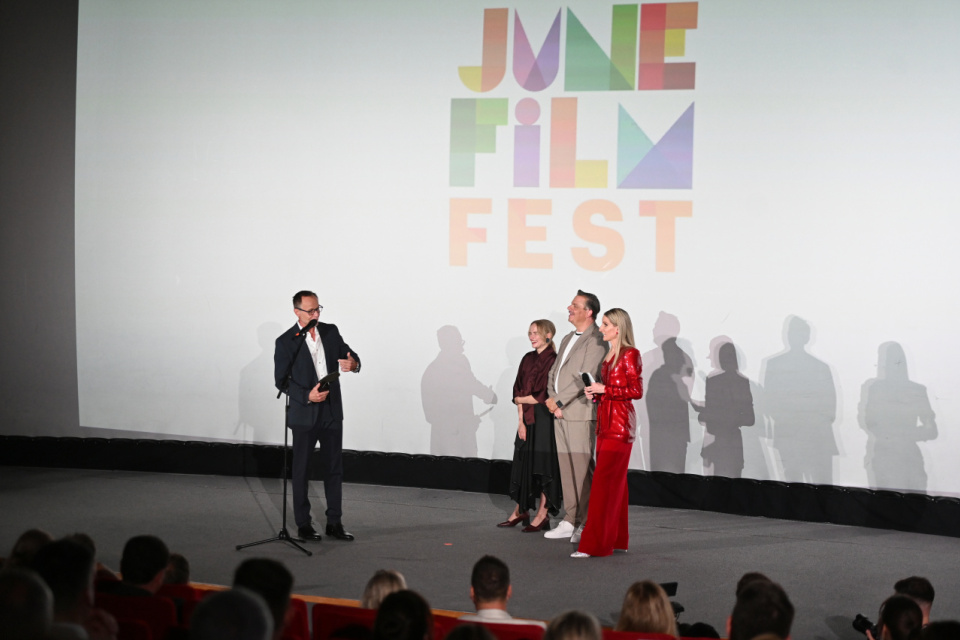 Minuloročný otvárácí ceremoiál. Ambasádorka herečka Dana Droppová, riaditeľ festivalu June Film Fest Daniel Dangl a moderátorka Adela Vinczeová. | Foto: TASR/Lukáš Grinaj