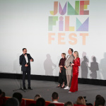 Minuloročný otvárácí ceremoiál. Ambasádorka herečka Dana Droppová, riaditeľ festivalu June Film Fest Daniel Dangl a moderátorka Adela Vinczeová. | Foto: TASR/Lukáš Grinaj