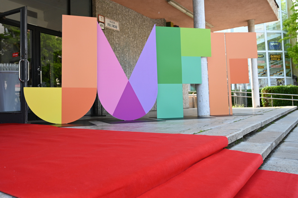 Na snímke logo medzinárodného filmového festivalu June Film Fest (JuFF) počas brífingu v priestoroch kina Hviezda v Trnave vo štvrtok 5. júna 2025. | Foto: TASR - Lukáš Grinaj