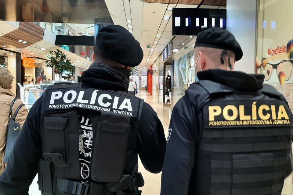 Polícia v nákupnom centre v Trnave | Zdroj: KR PZ Trnave