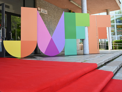 Na snímke logo medzinárodného filmového festivalu June Film Fest (JuFF) počas brífingu v priestoroch kina Hviezda v Trnave vo štvrtok 5. júna 2025. | Foto: TASR - Lukáš Grinaj