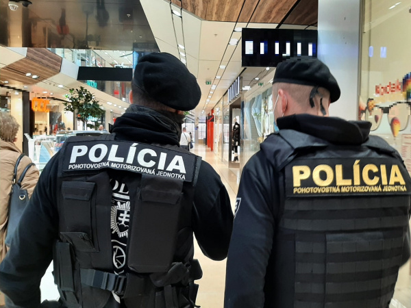 Polícia v nákupnom centre v Trnave | Zdroj: KR PZ Trnave