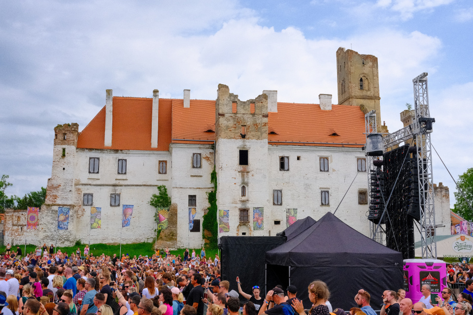 Slavnosti Břeclav. Veľa rocku na skok z nášho kraja, priamo pod zámkom v Břeclavi. | Foto: red., Trnavské