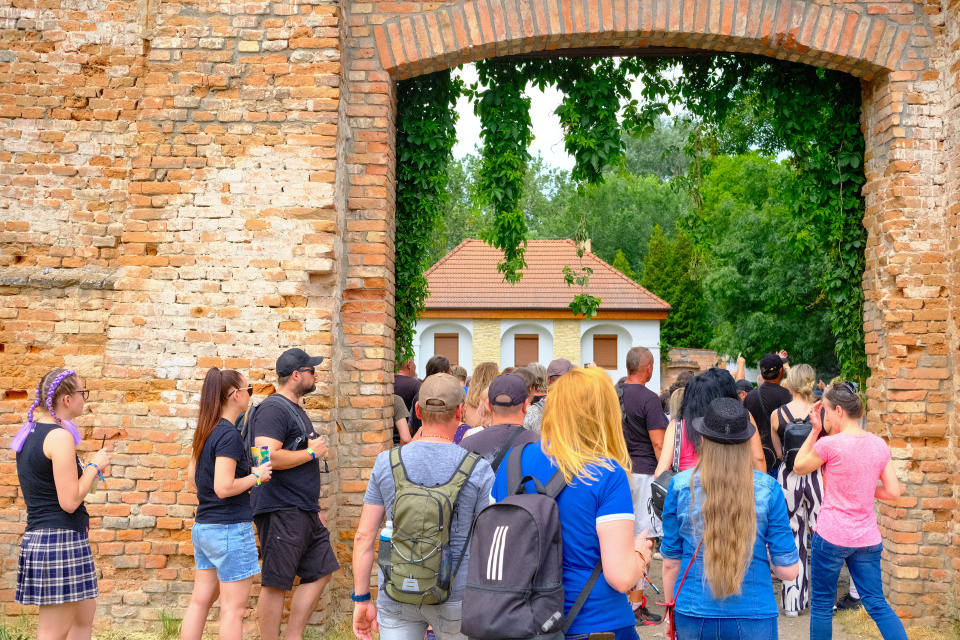 Slavnosti Břeclav. Vchod. na staručké nádvorie zámku. | Foto: red., Trnavské