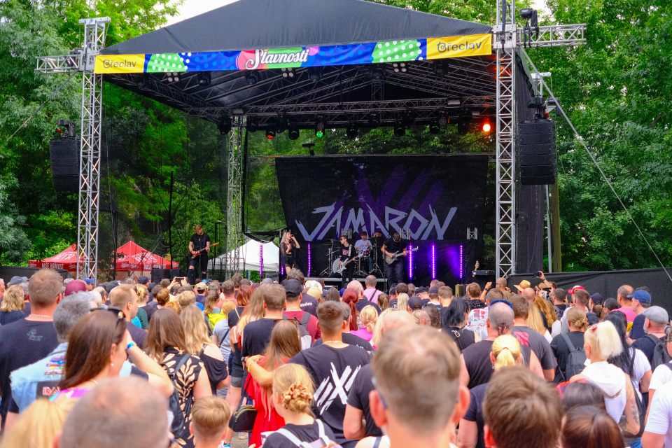 Slavnosti Břeclav. Veľa rocku na skok z nášho kraja, priamo pod zámkom v Břeclavi. | Foto: red., Trnavské