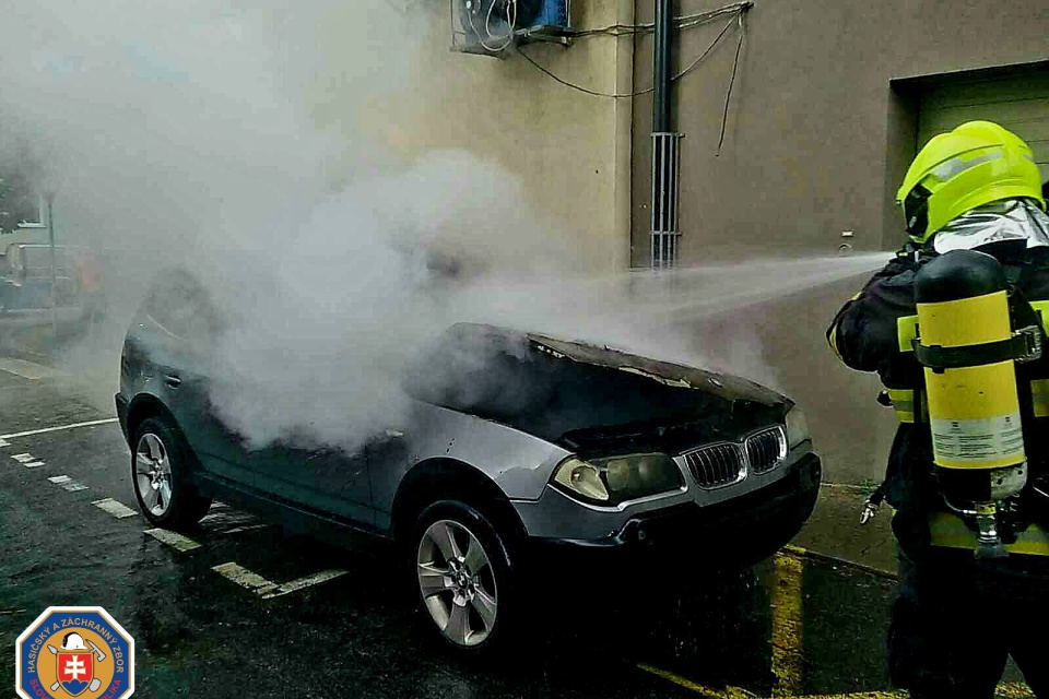 V Trnave začalo horieť auto | Zdroj: Hasičský a záchranný zbor - Trnavský kraj