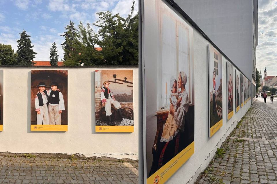 Divadelná ulica je vyzdobená fotkami | Zdroj: Zaži v Trnave