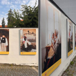 Divadelná ulica je vyzdobená fotkami | Zdroj: Zaži v Trnave