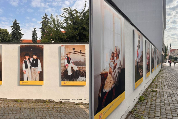 Divadelná ulica je vyzdobená fotkami | Zdroj: Zaži v Trnave