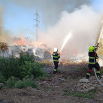 Horí hromada konárov po orezávaniach drevín. | Foto: Martin Piškula