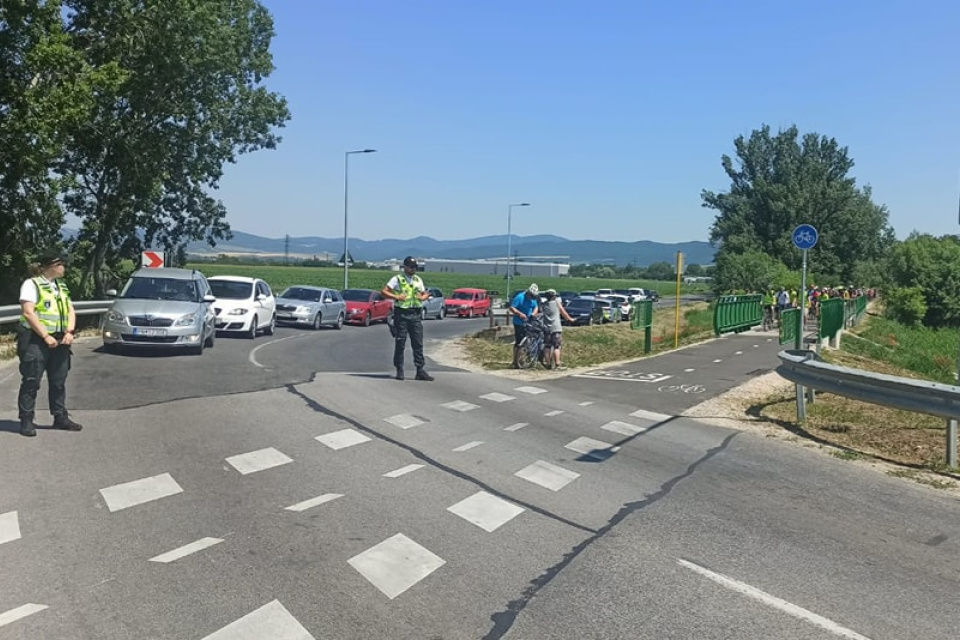 Na priecestiach pomáhali policajti. | Foto: PZSR