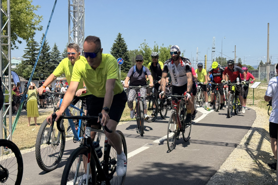 Cyklo pelotón vyrazil z Piešťan smer Trebatice | Foto: Michaela Martišíková, Trnavské rádio