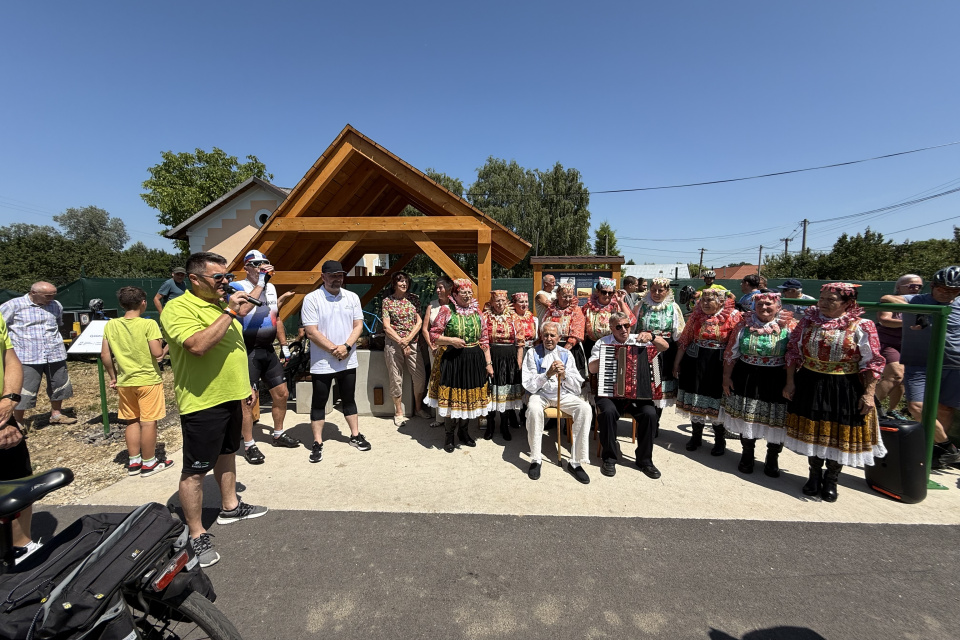 V Trebaticiach čakalo na cyklistov občerstvenie aj folklórne privítanie | | Foto: Michaela Martišíková, Trnavské rádio
