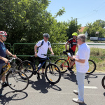 Cyklistov vítal starosta obce František Klinovský | Foto: Michaela Martišíková, Trnavské rádio