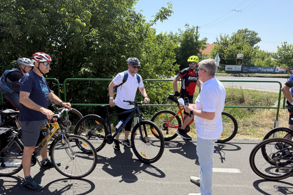 Cyklistov vítal starosta obce František Klinovský | Foto: Michaela Martišíková, Trnavské rádio