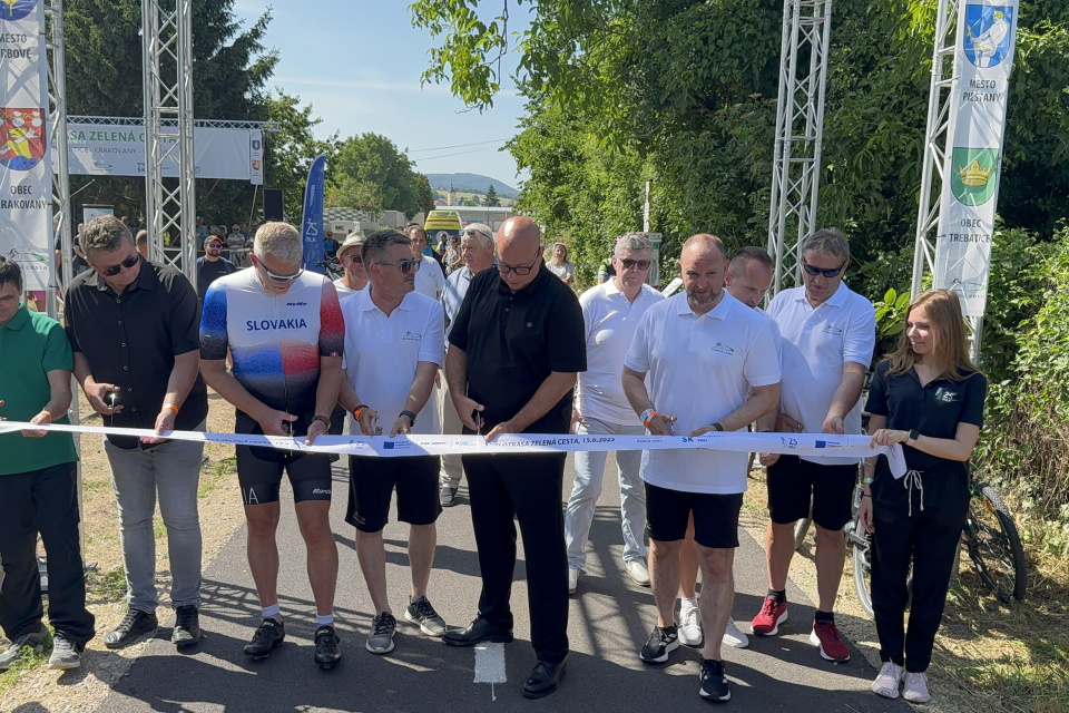 Prestrihnutie pásky vo Vrbovom | Foto: Michaela Martišíková, Trnavské rádio