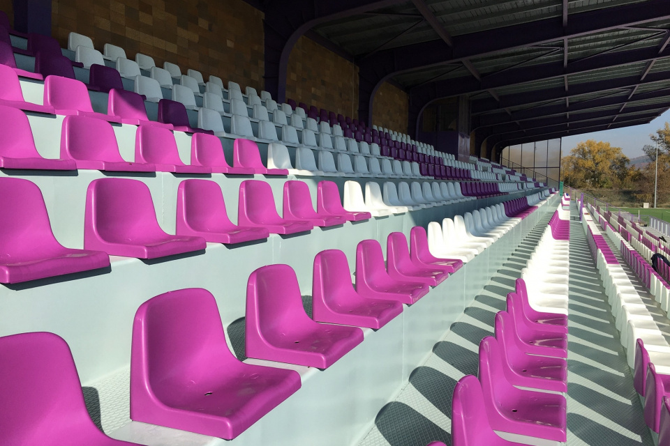 Nové sedačky vo farbách hlohoveckého klubu | Zdroj: FB Mesto Trnava