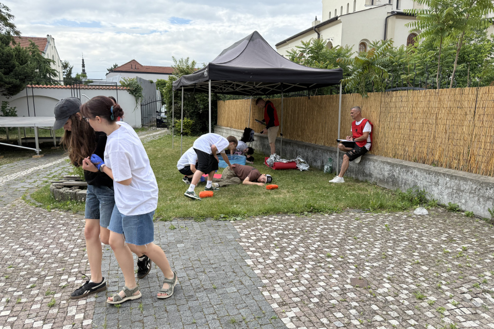 Súťažiaci museli nielen ošetriť ranených, ale upokojiť aj hysterických účastníkov (hercov) | Foto: Michaela Martišíková, Trnavské rádio