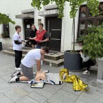 Vodiča (figurínu) musel mladý záchranár resuscitovať | Foto: Michaela Martišíková, Trnavské rádio