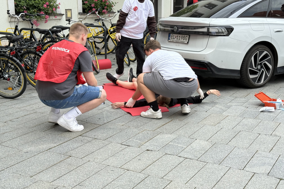 (Modelová situácia) Autonehoda, elektrické auto pri cúvaní narazilo do cyklistky | Foto: Michaela Martišíková, Trnavské rádio