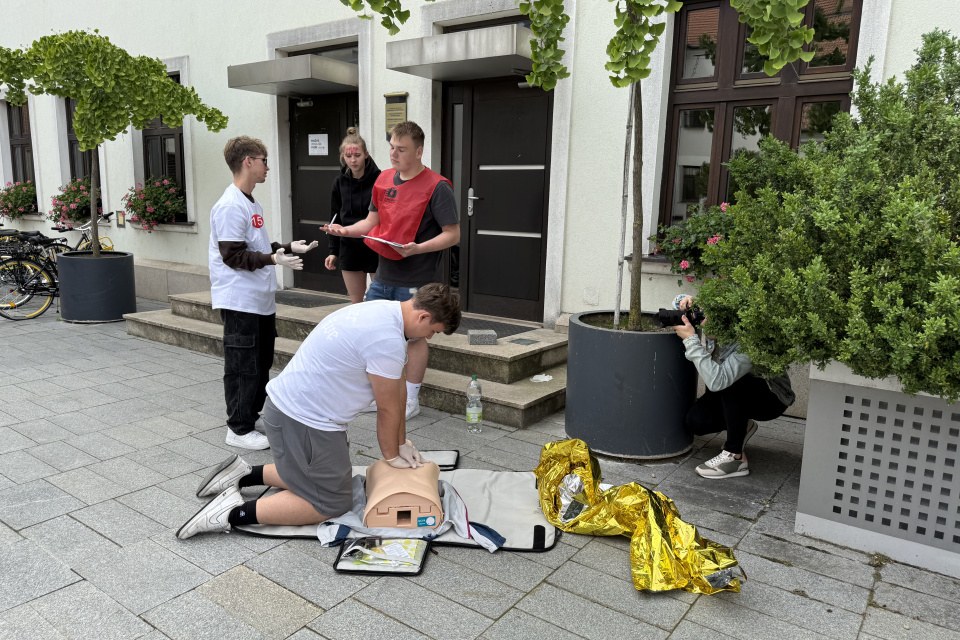 Vodiča (figurínu) musel mladý záchranár resuscitovať | Foto: Michaela Martišíková, Trnavské rádio