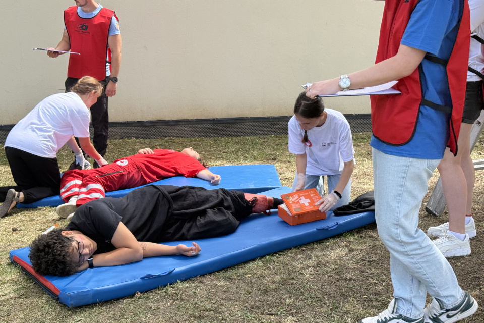 Súťažiaci poskytli prvú pomoc členke Červeného kríža a trom osobám bez domova | Foto: Michaela Martišíková, Trnavské rádio