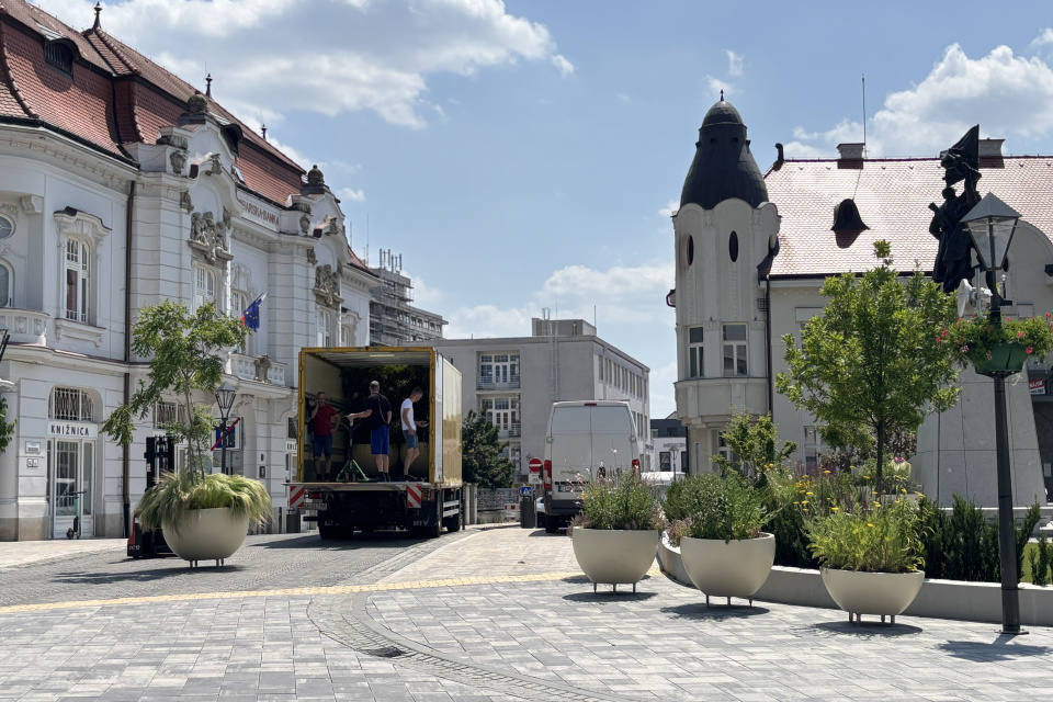 Na SNP pribúdajú kvetináče | Foto: Zuzana Benková, Trnavské rádio