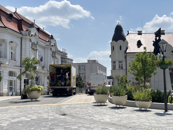 Na SNP pribúdajú kvetináče | Foto: Zuzana Benková, Trnavské rádio