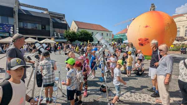 V centre mesta pribudol nafukovací Mars. | Foto: Hvezdáreň Hlohovec